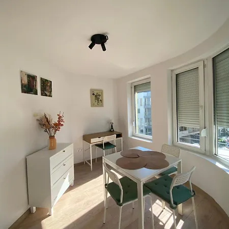 Sophie Studio - Top Center, Near Aubg, Cozy & Work-Friendly, Free Streaming 아파트 블라고에프그라드