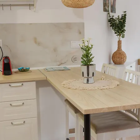 아파트 Sophie Studio - Top Center, Near Aubg, Cozy & Work-Friendly, Free Streaming