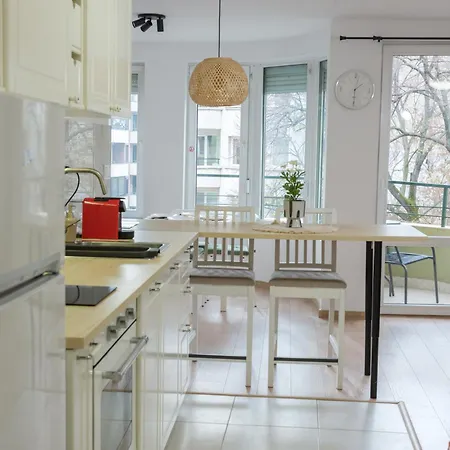 Sophie - Center, Cozy & Work-friendly Near Aubg, Free Streaming Platforms