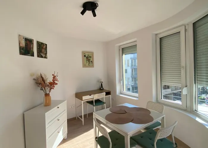 Sophie - Center, Cozy & Work-friendly Near Aubg, Free Streaming Platforms アパート ブラゴエヴグラト